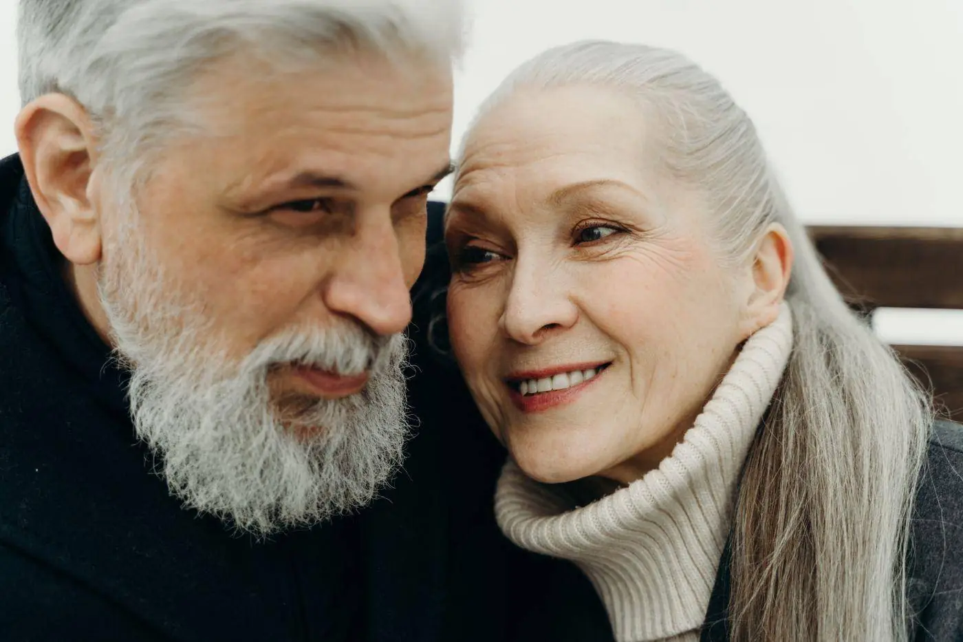 Un couple souriant et complice
